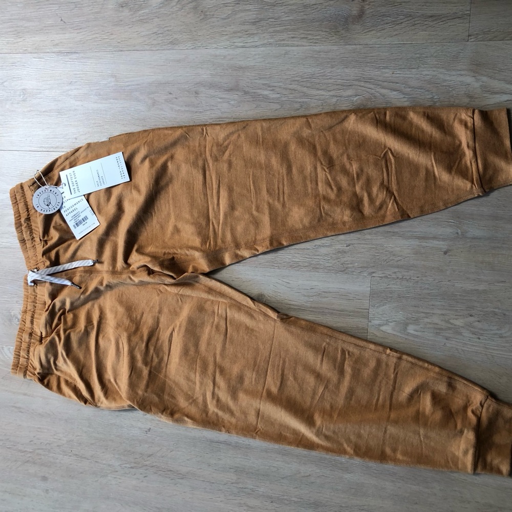 Brand new never worn vuori performance jogger size small